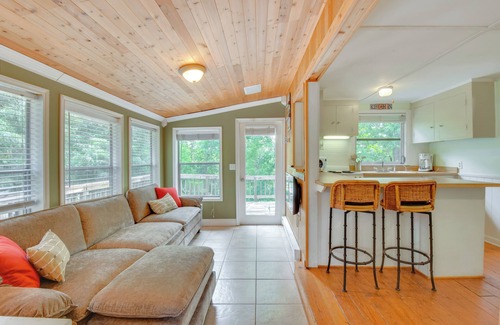 Townville Cabina | Waterfront Cabin w/ Private Dock on Lake Hartwell!