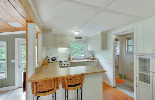 Townville Cabina | Waterfront Cabin w/ Private Dock on Lake Hartwell!