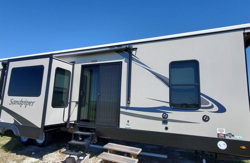 Port Lavaca Cabina | Waterfront Cabin with Amazing Private Fishing Pier and 6 Acres on the bay