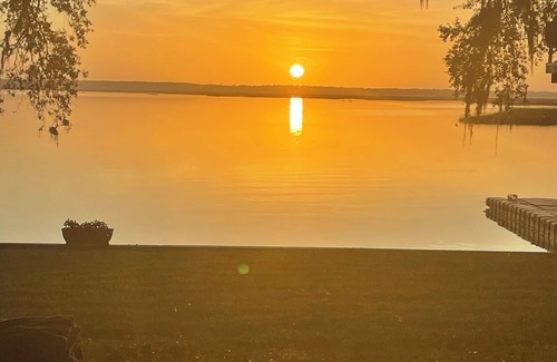 Northside Alquiler De RV | Waterfront campsite, a serene oasis for nature lovers and fishing enthusiasts!