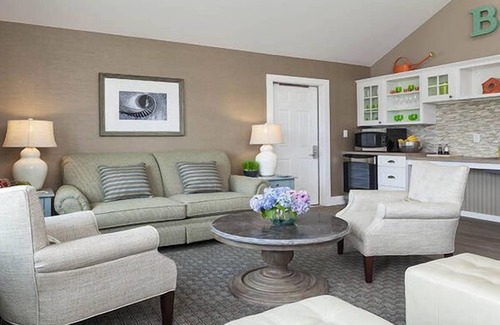Silver Beach Hotel | Waterfront Cape Cod Escape! 3 Bedroom with Kitchen! Onsite Pool, Beach Access!