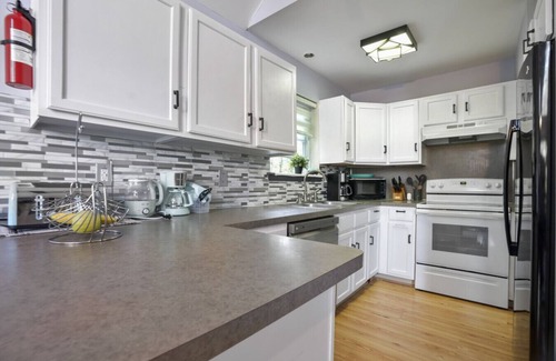 East Stroudsburg Casa | Waterfront Chalet W hot-tub & Pool