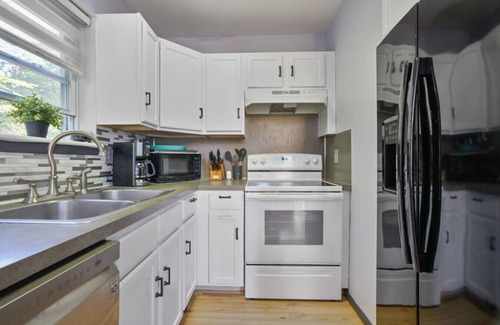 East Stroudsburg Casa | Waterfront Chalet W hot-tub & Pool