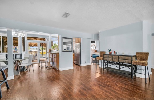 Snug Harbor Casa | Waterfront Charming 5min to Beach 3/2.5, BBQ, Pool