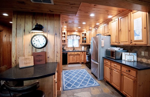 Cherokee County Casa | Southern Breeze - Cabaña con encanto frente al mar en el lago Palestina