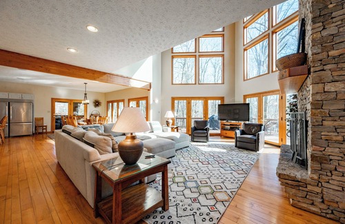McHenry Casa | Waterfront Chateau - Lakefront Home w / Fire Pit y jacuzzi