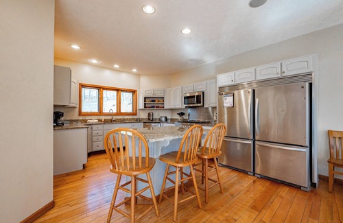 McHenry Casa | Waterfront Chateau - Lakefront Home w / Fire Pit y jacuzzi