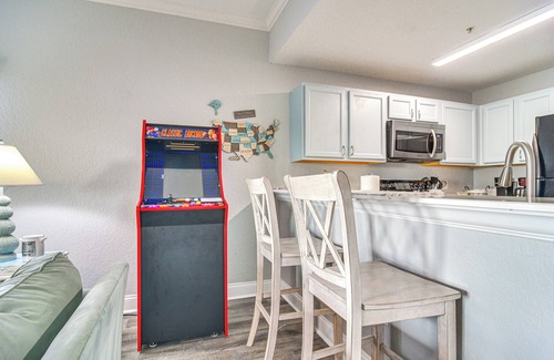 Treasure Island Condominio | Waterfront Treasure Island Condo w/ Arcade