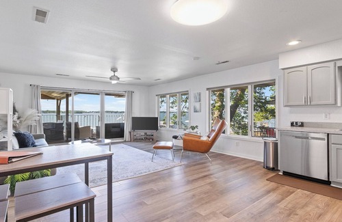 Clear Lake Condominio | Waterfront Condo- Best View!