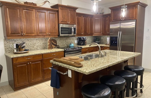 Sicamous Condominio | Waterfront condo on Mara Lake w/ Hot Tub and Pool