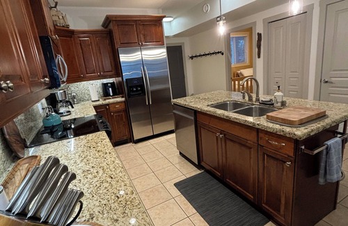 Sicamous Condominio | Waterfront condo on Mara Lake w/ Hot Tub and Pool