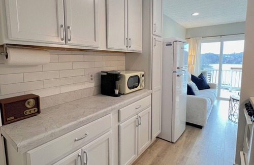 North Shore Condominio | Waterfront Condo!