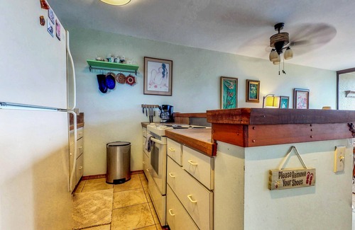 Hilo Condominio | Condominio frente al mar con piscina compartida y lanai privado, a pasos de tiendas y restaurantes.