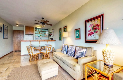 Hilo Condominio | Condominio frente al mar con piscina compartida y lanai privado, a pasos de tiendas y restaurantes.