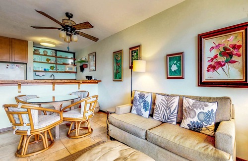 Hilo Condominio | Condominio frente al mar con piscina compartida y lanai privado, a pasos de tiendas y restaurantes.