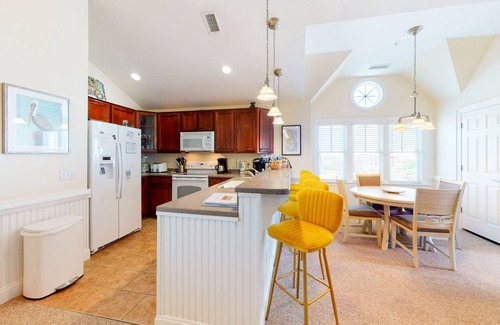 Hatteras Condominio | Waterfront condo with private washer/dryer, pool, water views, and free WiFi