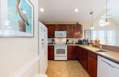 Hatteras Condominio | Waterfront condo with private washer/dryer, pool, water views, and free WiFi