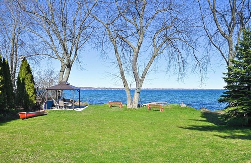 Innisfil Cabaña | Waterfront Cook's Bay Retreat