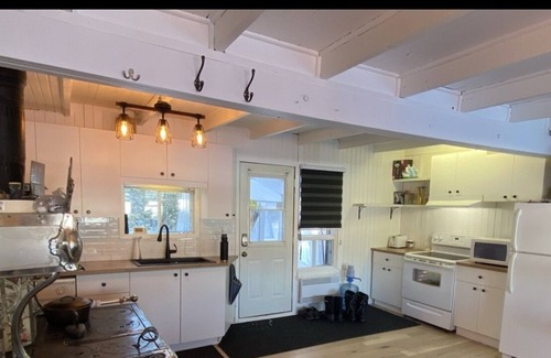 Chertsey Cabina | WATERFRONT COTTAGE