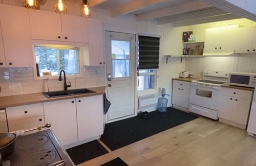 Chertsey Cabina | WATERFRONT COTTAGE
