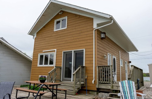 Leeds and the Thousand Islands Cabaña | Waterfront Cottage in the 1000 Islands Gananoque