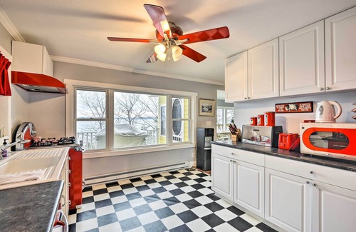 Clayton Cabaña | Waterfront Cottage on Sawmill Bay w/ Deck!
