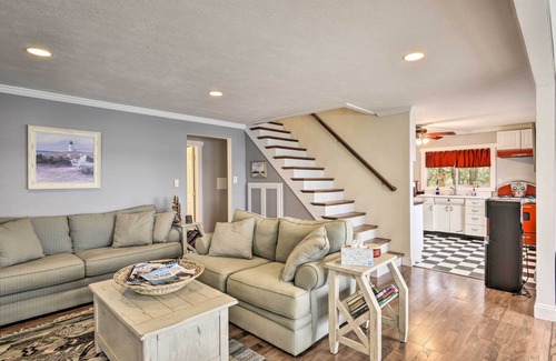 Clayton Cabaña | Waterfront Cottage on Sawmill Bay w/ Deck!