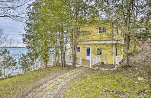 Clayton Casa | Waterfront Cottage on Sawmill Bay with Deck!