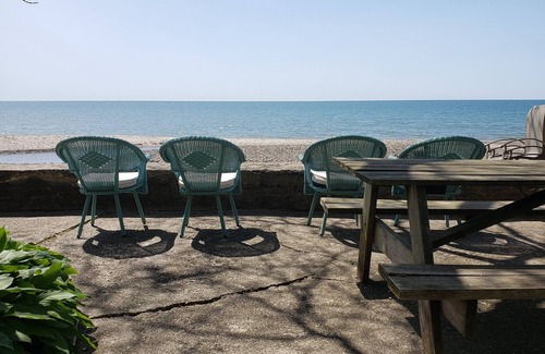 Angola on the Lake Cabaña | Waterfront cottage on the shores of Lake Erie. Beautiful lake front views!