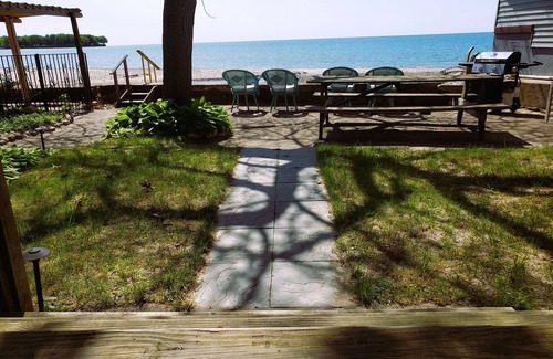 Angola on the Lake Cabaña | Waterfront cottage on the shores of Lake Erie. Beautiful lake front views!