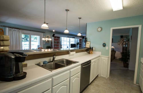Newport Cabaña | Waterfront Cottage w / Deep Water Dock-3BR / 2BA