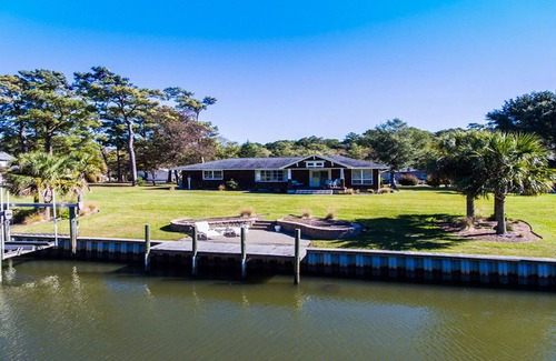 Newport Cabaña | Waterfront Cottage w / Deep Water Dock-3BR / 2BA