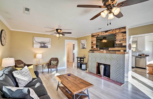 North Lakeport Cabaña | ¡NUEVO! Waterfront Cottage w / Pool & Clear Lake View!