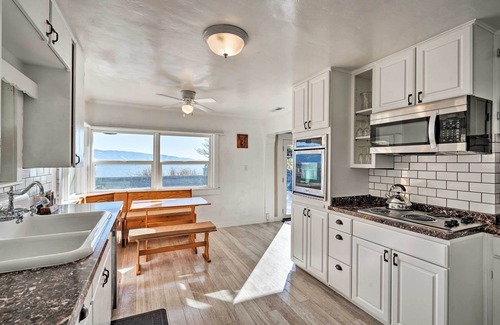 North Lakeport Cabaña | ¡NUEVO! Waterfront Cottage w / Pool & Clear Lake View!