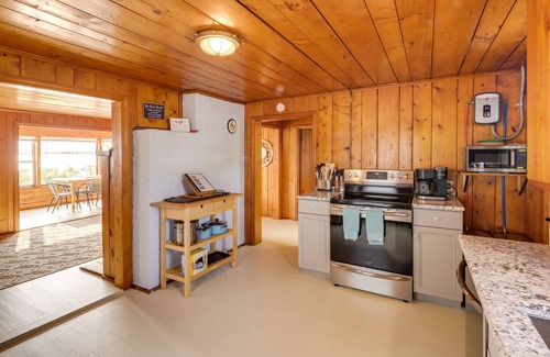 Clinton Cabaña | Waterfront Cottage w/ Sunroom + Patio & Grill