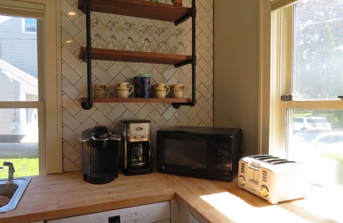 Waterford Casa | Waterfront Cottage within walking distance to the Beach. A dog-friendly property