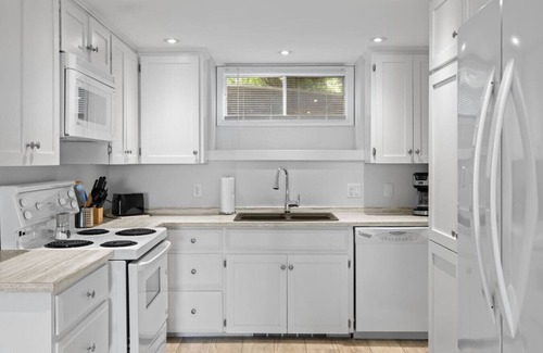 Queens Square Condominio | Waterfront Deluxe Studio Suite Downtown Ch'town