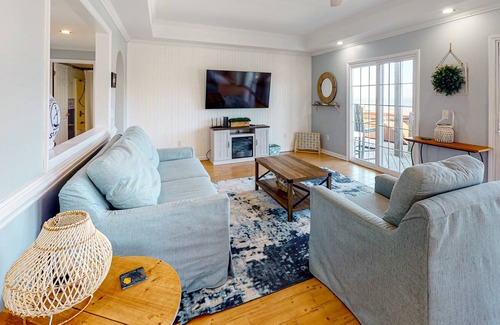Brigands' Bay Casa | Waterfront, dog-friendly house with pool, private hot tub, AC, W/D & kayak