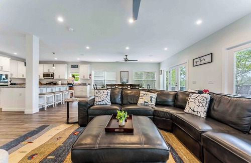 Lake Harmony Casa | NEW Lakefront Retreat | Huge Deck, Kayaks, Views