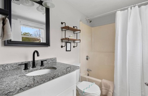 Portsmouth Casa | Waterfront Family Cottage w/ Private Beach