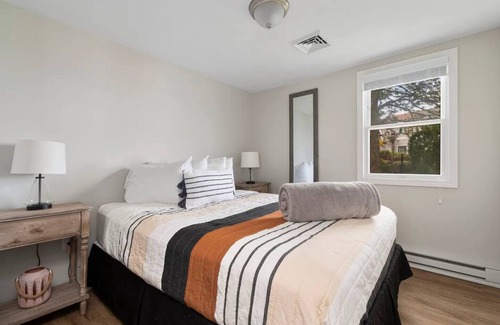 Portsmouth Casa | Waterfront Family Cottage w/ Private Beach