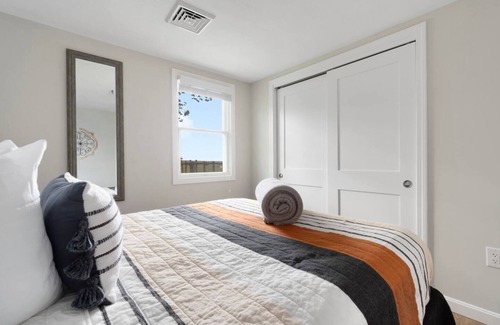 Portsmouth Casa | Waterfront Family Cottage w/ Private Beach