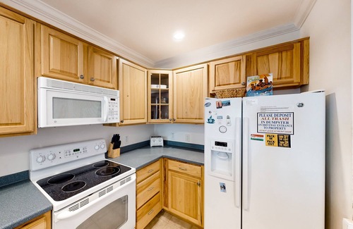 Hatteras Condominio | Waterfront Family Condo w/ Free WiFi, Shared Pool, Private W/D, Water Views