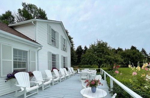 Grenell Otro | Waterfront Farmhouse on 650 Acre Farm