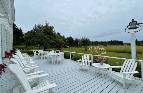 Grenell Otro | Waterfront Farmhouse on 650 Acre Farm