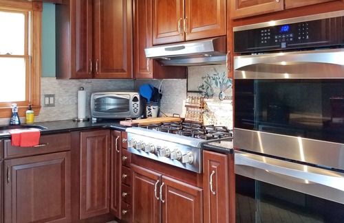 Colington Casa | ⭐️Waterfront⭐️Fenced Yard~Dogs ✔️~Dock~Kayak~Bikes~Sunset☀️Beach Chairs~Linens🐬