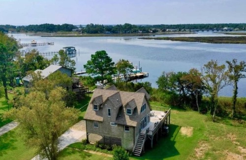 Colington Casa | ⭐️Waterfront⭐️Fenced Yard~Dogs ✔️~Dock~Kayak~Bikes~Sunset☀️Beach Chairs~Linens🐬