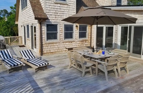 Colington Casa | ⭐️Waterfront⭐️Fenced Yard~Dogs ✔️~Dock~Kayak~Bikes~Sunset☀️Beach Chairs~Linens🐬