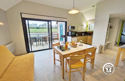 Villiers-Charlemagne Cabaña | Chalet frente al lago con pesca desde la terraza, ideal para familias, 5-7 personas