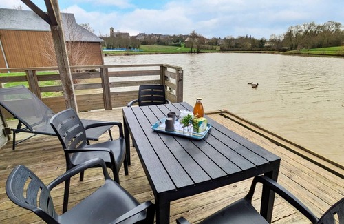 Villiers-Charlemagne Cabaña | Chalet frente al lago con pesca desde la terraza, ideal para familias, 5-7 personas